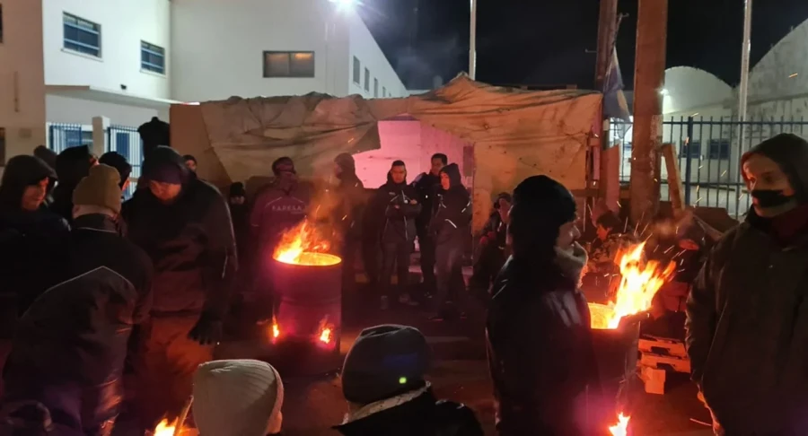 Trabajadores metal&uacute;rgicos de paro montan fogones contra el fr&iacute;o en el parque industrial de R&iacute;o Grande.