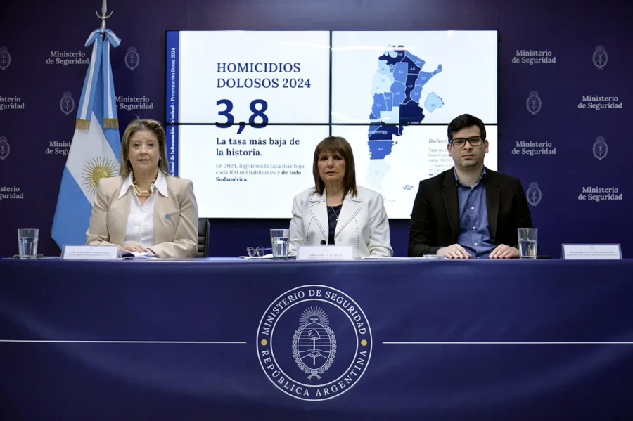 Patricia Bullrich, junto con la secretaria de Seguridad, Alejandra Monteoliva, y el director nacional de Inteligencia Criminal, Marco Antonio Gonz&aacute;lez.