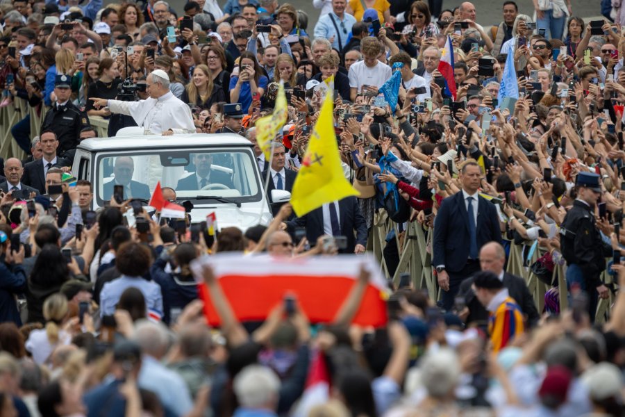 El Papa Le&oacute;n XIV recorri&oacute; la plaza de San Pedro antes de su primera audiencia general.
