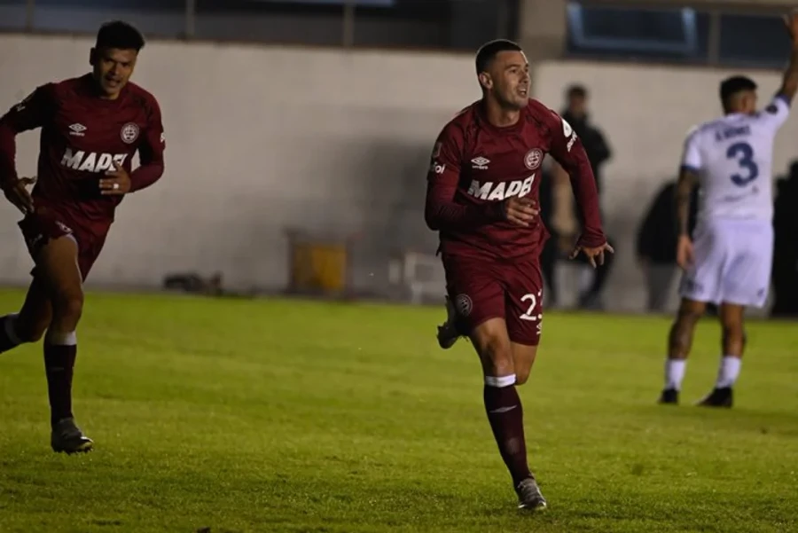 GRANATE. Carrera festeja el primer gol.