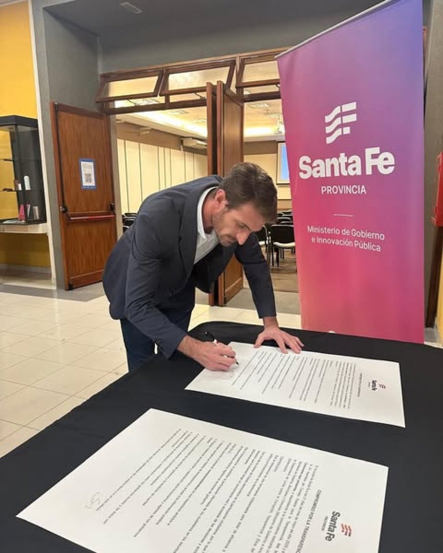 El mandatario sanvicentino suscribiendo el acuerdo.