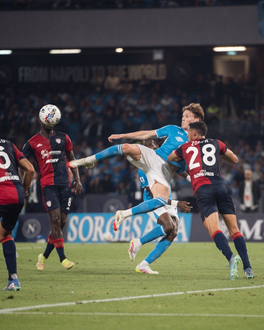 PIRUETA. Mc Tominay anot&oacute; un golazo.