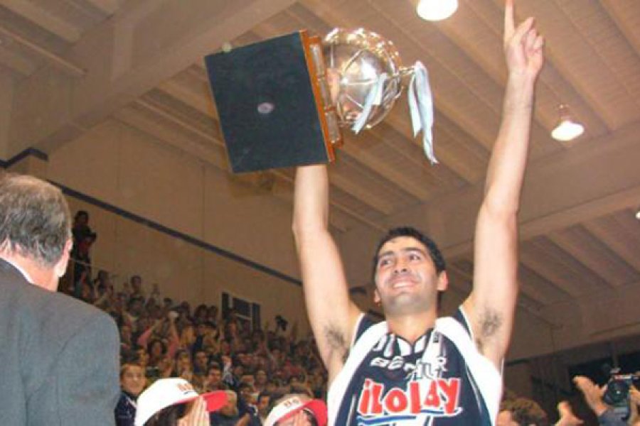 FOTO IMBORRABLE. Leo Guti&eacute;rrez levantando el trofeo en el Coliseo del Sur.