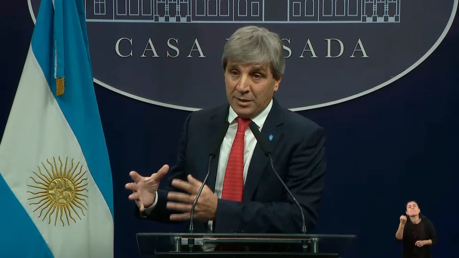 El ministro Caputo durante los anuncios del Plan Colch&oacute;n.