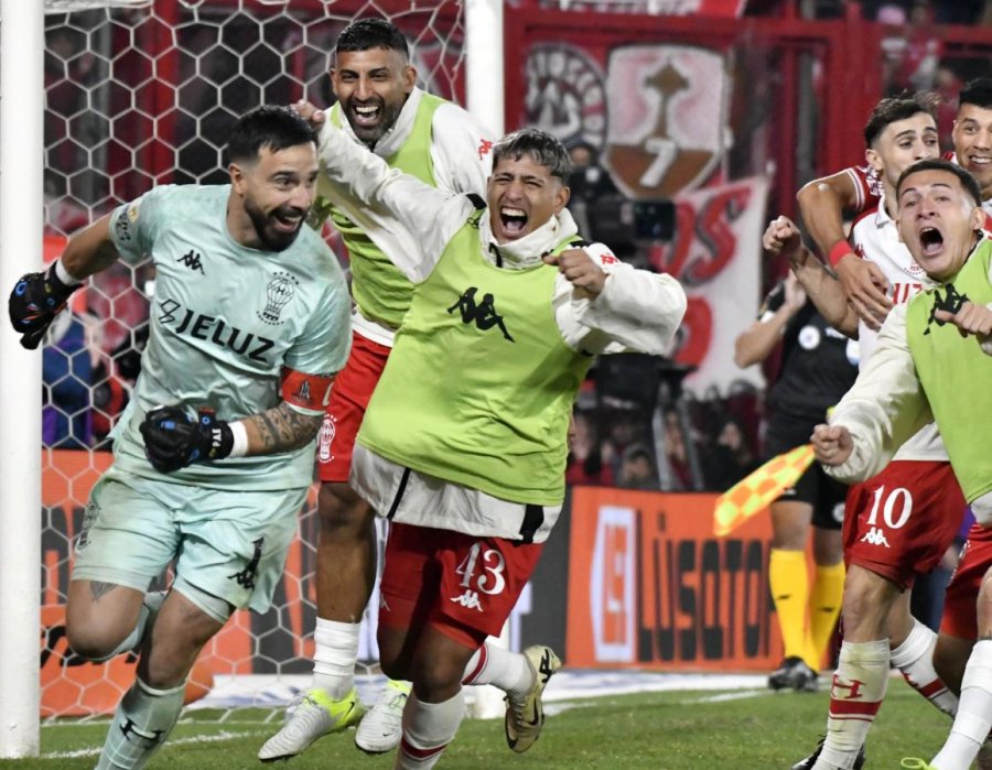 Los jugadores de Hurac&aacute;n celebran el pase a la final.