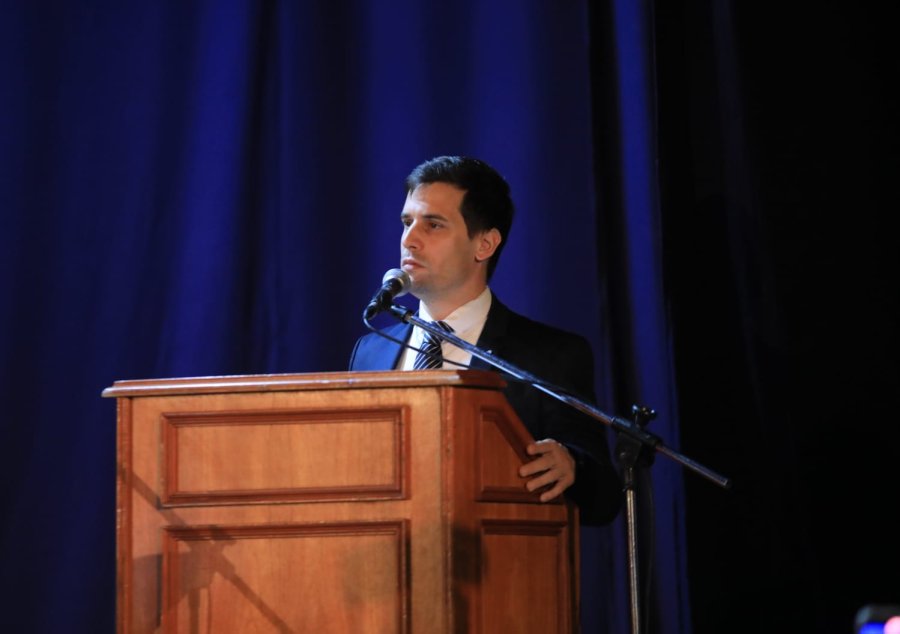 DISCURSO. El intendente Leonardo Viotti dej&oacute; su mensaje alusivo a la fecha en el acto que se desarroll&oacute; en el Cine Belgrano.