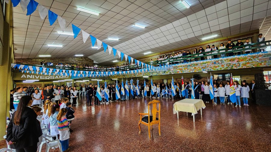 El sal&oacute;n se visti&oacute; de celeste y blanco para honrar a la Patria.