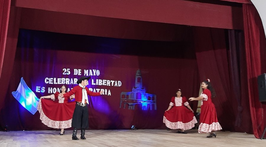 Una de las crioll&iacute;simas coreograf&iacute;as que brillaron en el escenario del Kadima.