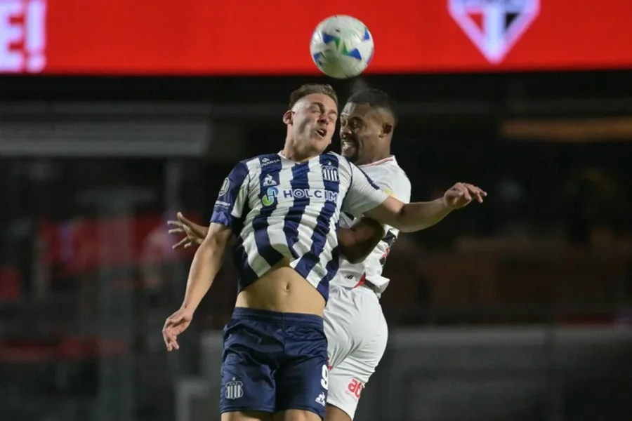Dos de los goleadores de la noche, Federico Girotti y Jos&eacute; Sabino, disputan una pelota a&eacute;rea.