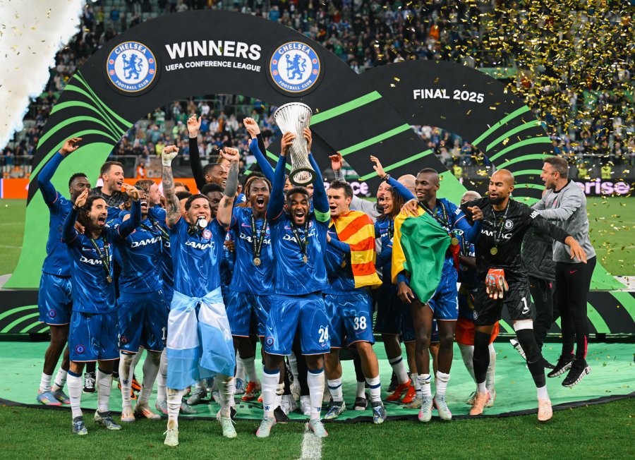 CAMPEON. El festejo del equipo ingl&eacute;s, con el argentino teniendo la bandera argentina en la cintura.