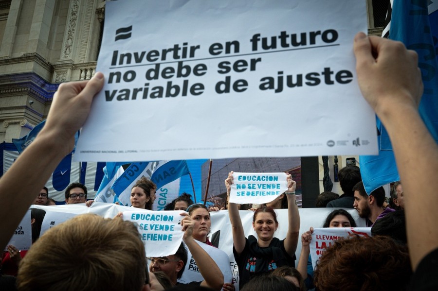 Toda la comunidad universitaria se encolumna para solicitar formalmente un incremento de la inversi&oacute;n en educaci&oacute;n universitaria.