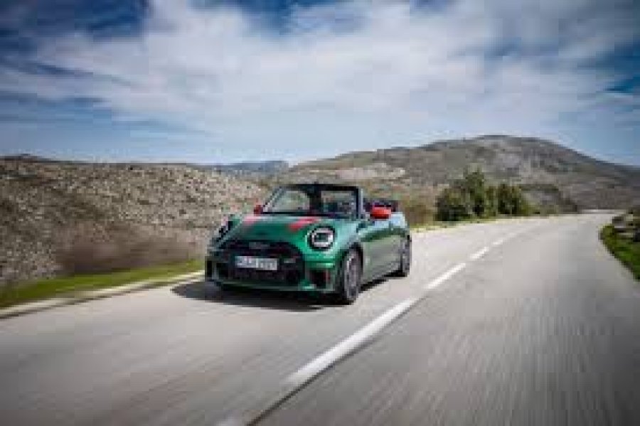 El MINI John Cooper Works Cabrio despliega su car&aacute;cter deportivo en las carreteras panor&aacute;micas de la Costa Azul, Francia.
