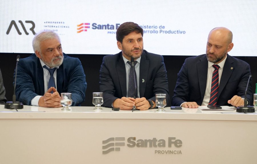 Jos&eacute; Velis, Maximiliano Pullaro y Gustavo Puccini al encabezar el acto de apertura de la primera capacitaci&oacute;n sobre el nuevo r&eacute;gimen para exportar desde el Aeropuerto de Rosario.