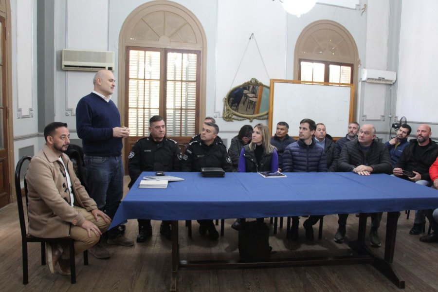 Montenotti, Coudannes y Viotti entre otros durante la reuni&oacute;n en la Jefatura policial.