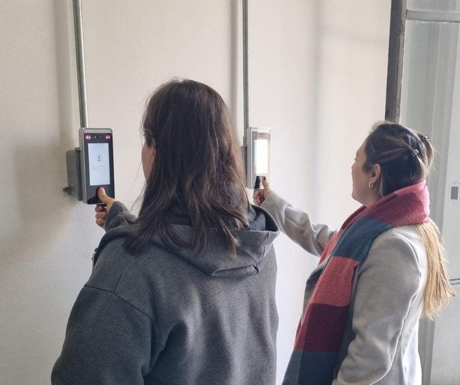 La firma implementa un sistema biom&eacute;trico, eliminando las planillas tradicionales.