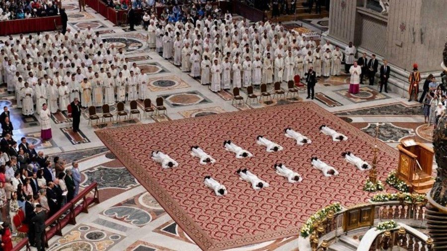CEREMONIA DE ORDENACION. Once nuevos sacerdotes fueron ordenados por el Papa en la Bas&iacute;lica de San Pedro.