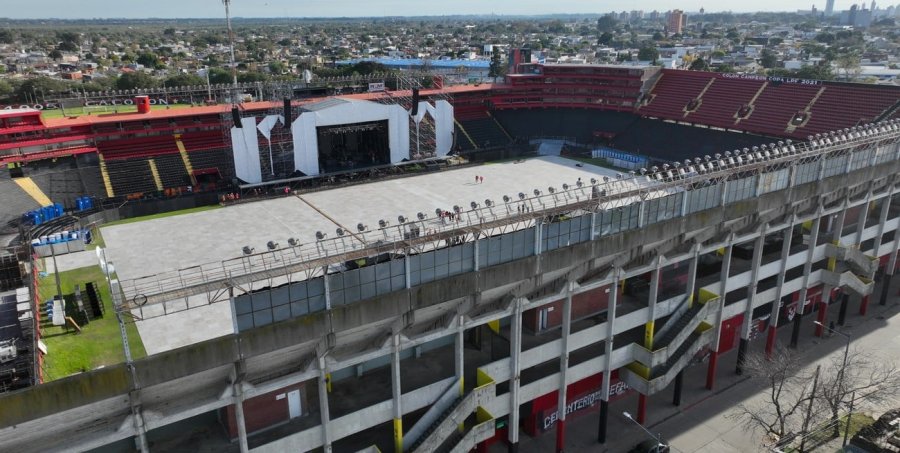 TODO LISTO. El recital de La Renga ser&aacute; este s&aacute;bado en el Estadio de Col&oacute;n, pero desde hace d&iacute;as comenzaron a llegar seguidores de todo el pa&iacute;s. Se esperan m&aacute;s de 40 mil personas.