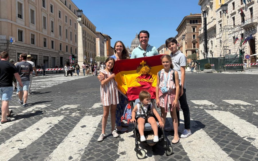 Familia de Espa&ntilde;a con la bandera del Sagrado Coraz&oacute;n de Jes&uacute;s.