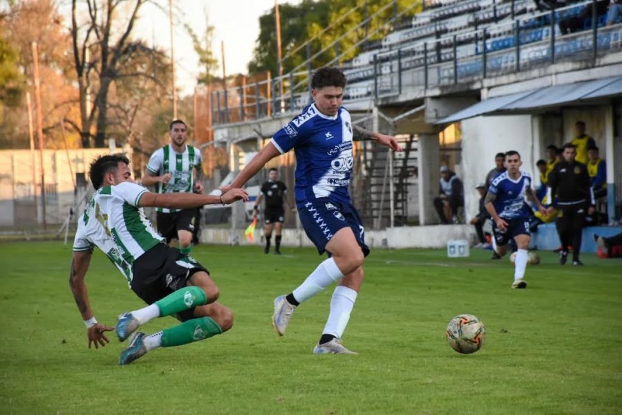 DE CAL Y DE ARENA. Giacone se debati&oacute; entre los defensores rivales.