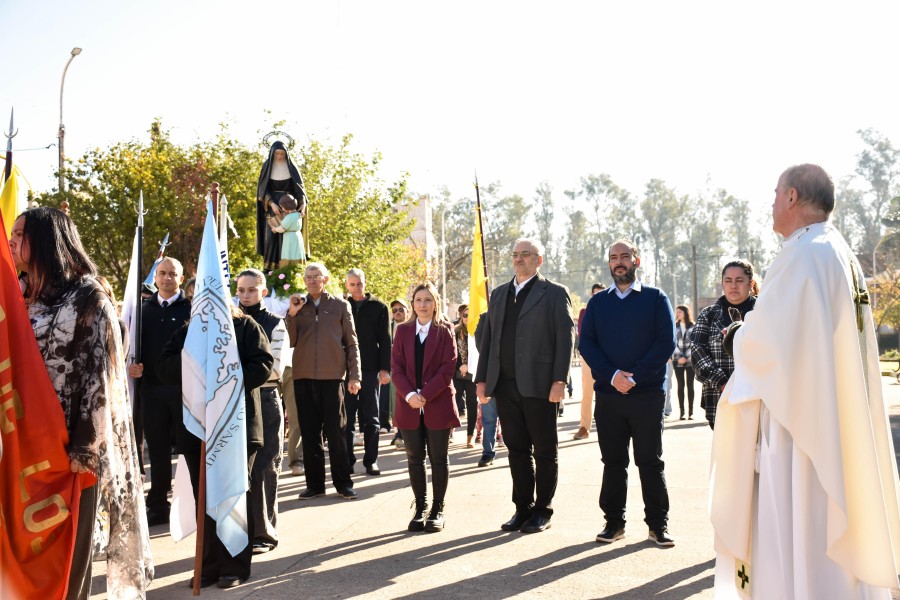 Manifestaci&oacute;n de fe portando la imagen de la patrona, Santa Angela De M&eacute;rici.