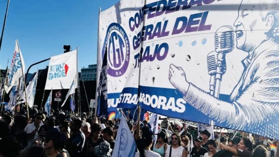 PEDIDO DE LA CGT. Una jueza suspendi&oacute; el DNU de Milei que limitaba el derecho a huelga.