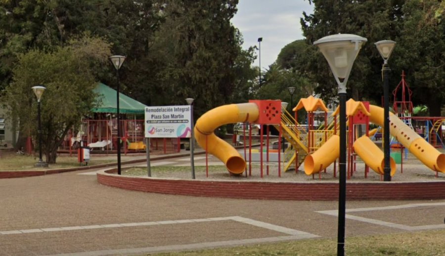 La Plaza San Mart&iacute;n de la ciudad de San Jorge, donde ocurri&oacute; el ataque.