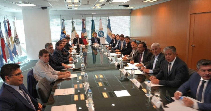Los gobernadores, entre ellos el santafesino Maximiliano Pullaro, durante la reuni&oacute;n en el CFI.