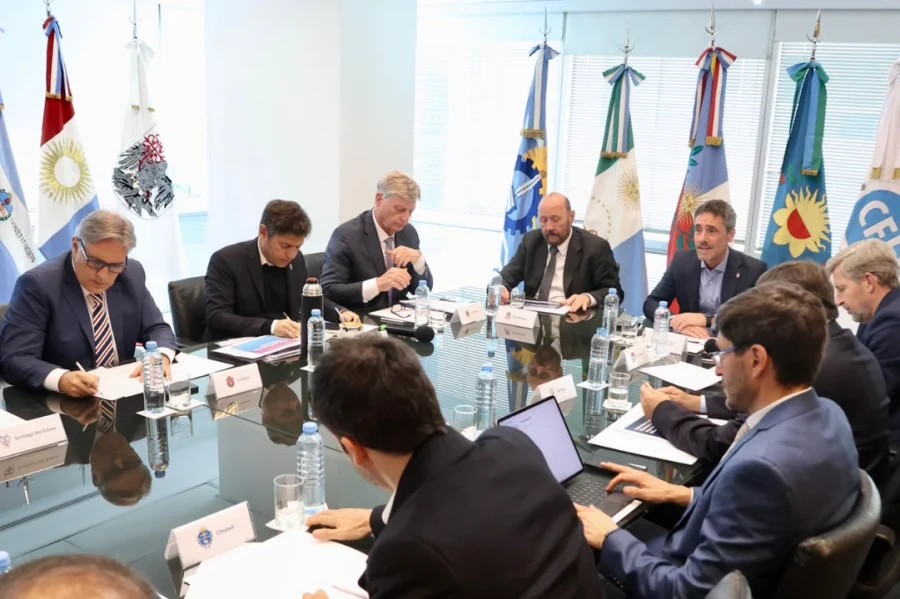 Pullaro, Llaryora y Kicillof entre otros durante la cumbre de gobernadores en el CFI. (FOTO JUAN VARGAS/NA)