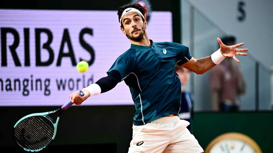 SOLIDO. Lorenzo Musetti super&oacute; a Tiafoe.
