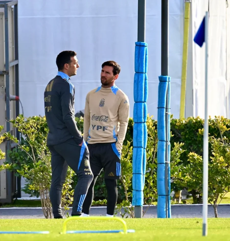 Messi junto a Scaloni durante los entrenamientos de la Selecci&oacute;n argentina.