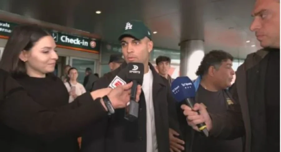 LAUTARO MART&Iacute;NEZ EN SU ARRIBO AL PA&Iacute;S