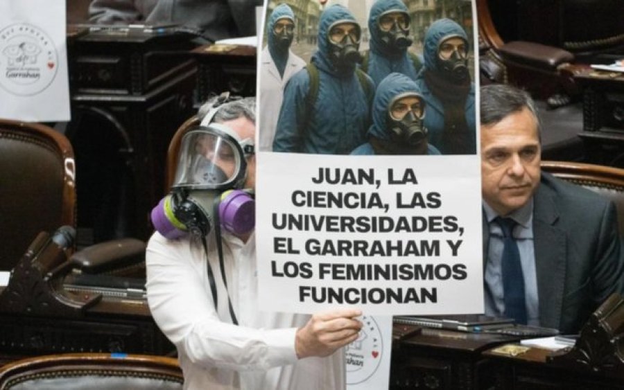 COLOR POLITICO EN EL CONGRESO. Esteban Paul&oacute;n se disfraz&oacute; de "El Eternauta" en apoyo al Garrahan y las universidades.