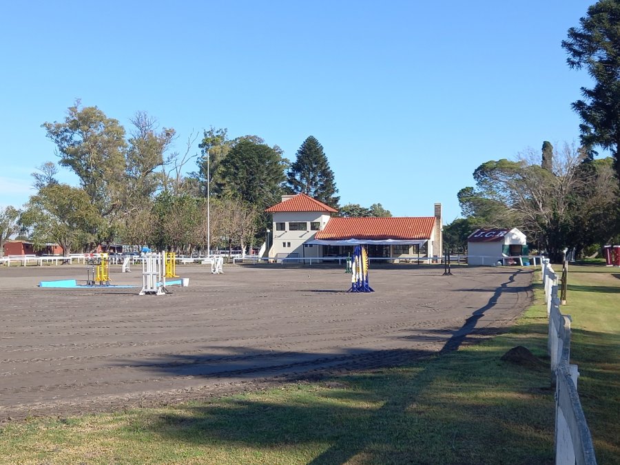 TODO LISTO. La pista central ya luce acondicionada para el campeonato.
