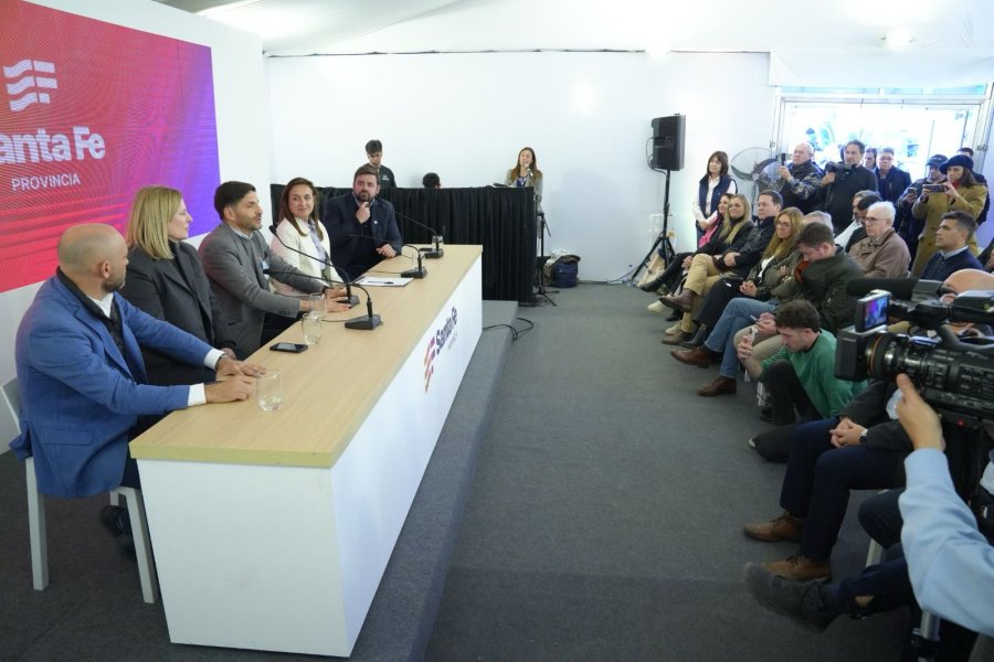 AGROACTIVA. Pullaro ante la prensa en la presentaci&oacute;n del Congreso Internacional del Ma&iacute;z.