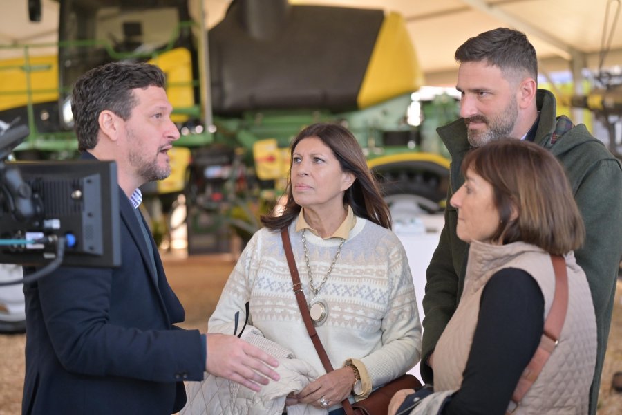 MUESTRA. Clara Garc&iacute;a durante la recorrida por el predio de Agroactiva.