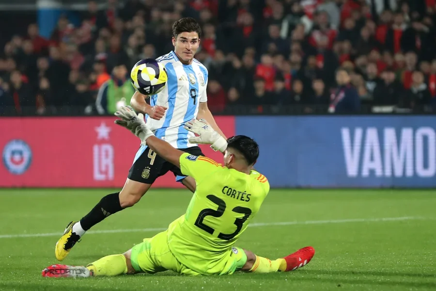 Juli&aacute;n &Aacute;lvarez define sobre la salida de Brayan Cort&eacute;s y convierte el &uacute;nico gol del partido.
