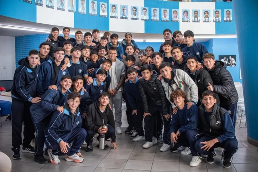 HERMOSO GESTO. Los chicos de la pensi&oacute;n junto al campe&oacute;n del mundo.