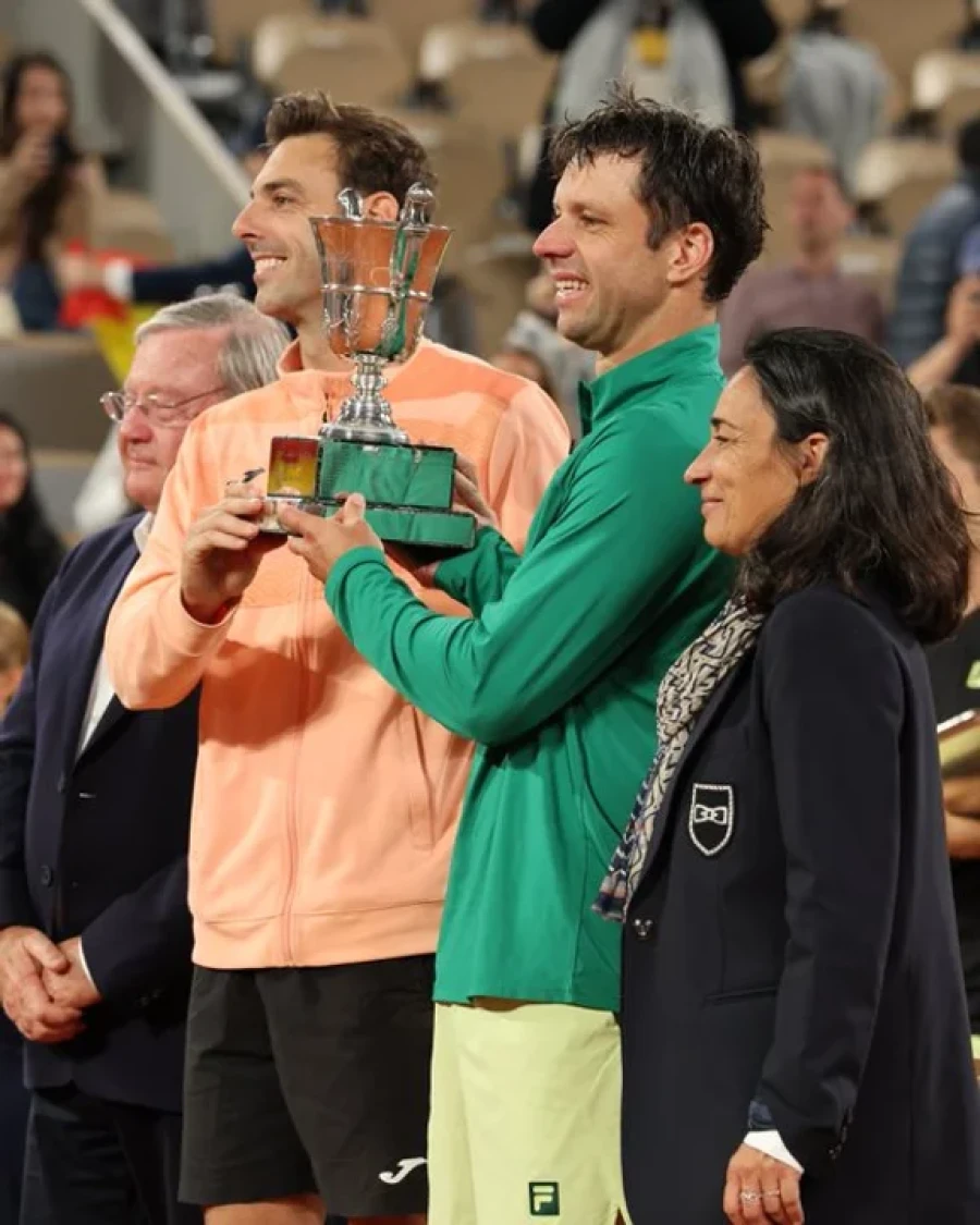 CAMPEONES. El argentino y el espa&ntilde;ol con el trofeo.