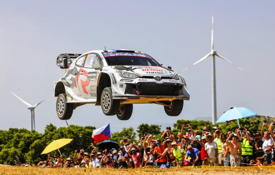 S&eacute;bastien Ogier volando con el Toyota Yaris en el Rally de Italia Cerde&ntilde;a.