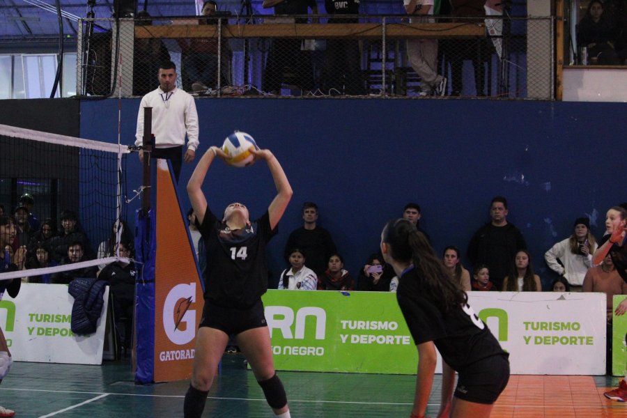 EN LA FINAL. La jugadora de Almagro con el n&uacute;mero 14 en el seleccionado santafesino.