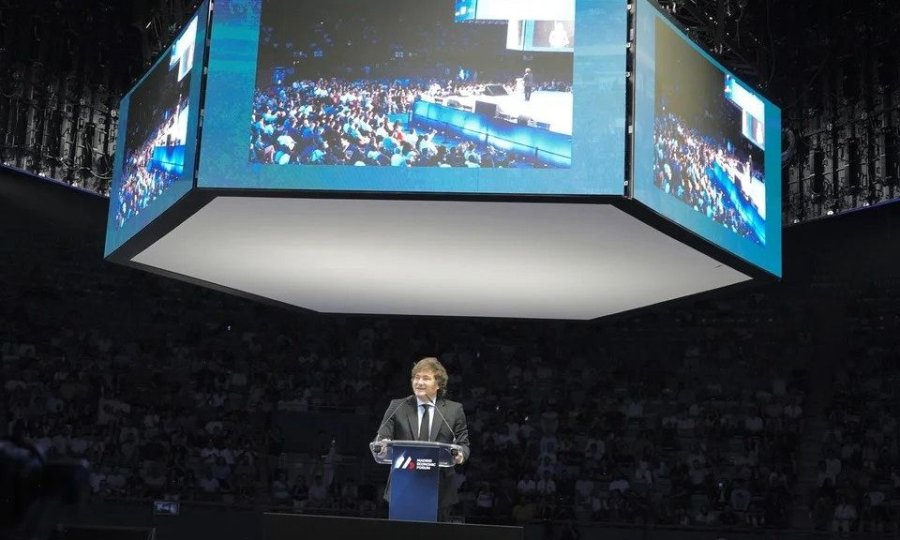 EN MADRID. El Presidente particip&oacute; de un evento impulsado por empresas de criptomonedas, donde defendi&oacute; el "ajuste brutal" implementado por su gesti&oacute;n.