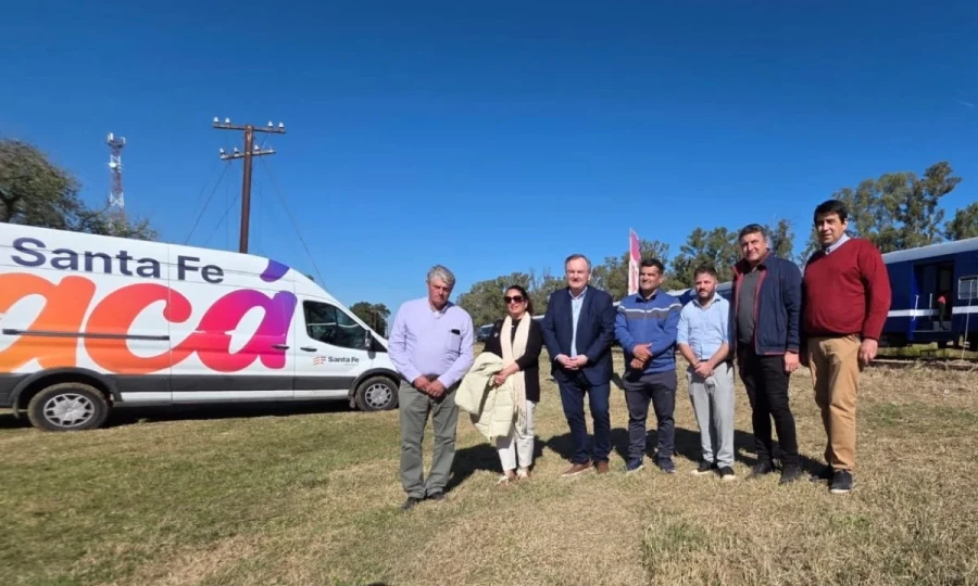 El grupo que recibi&oacute; a la formaci&oacute;n ferroviaria en Curupaity.