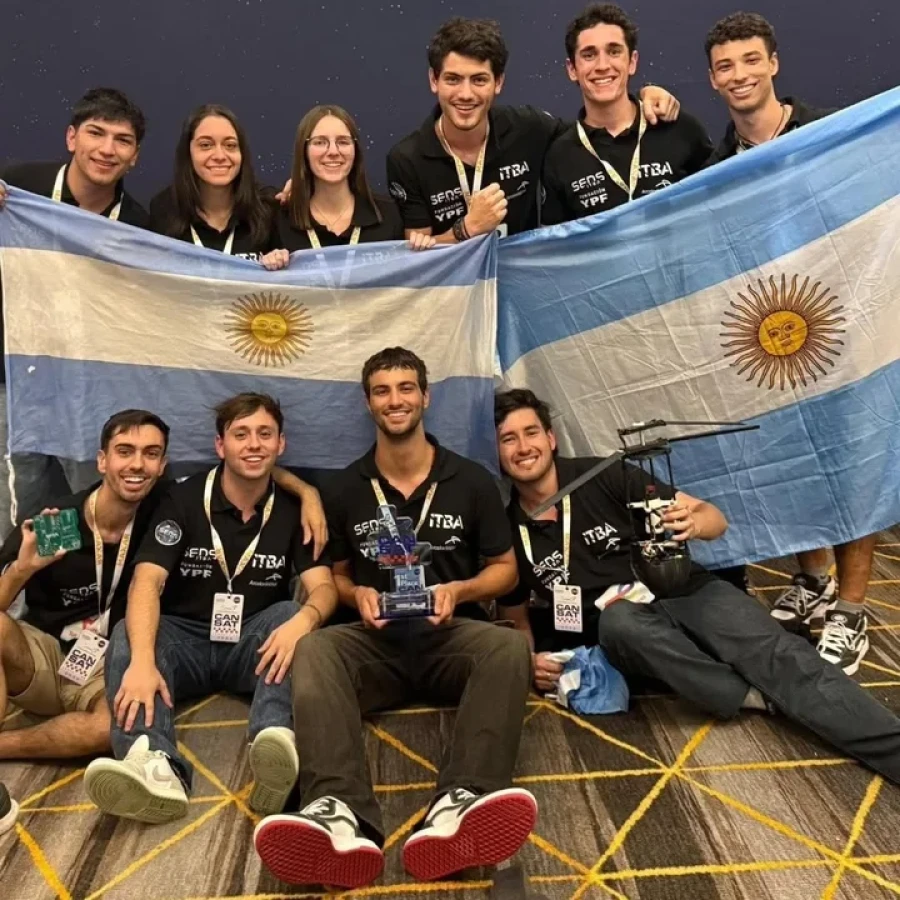 J&oacute;venes argentinos salieron campeones del mundial de la NASA.