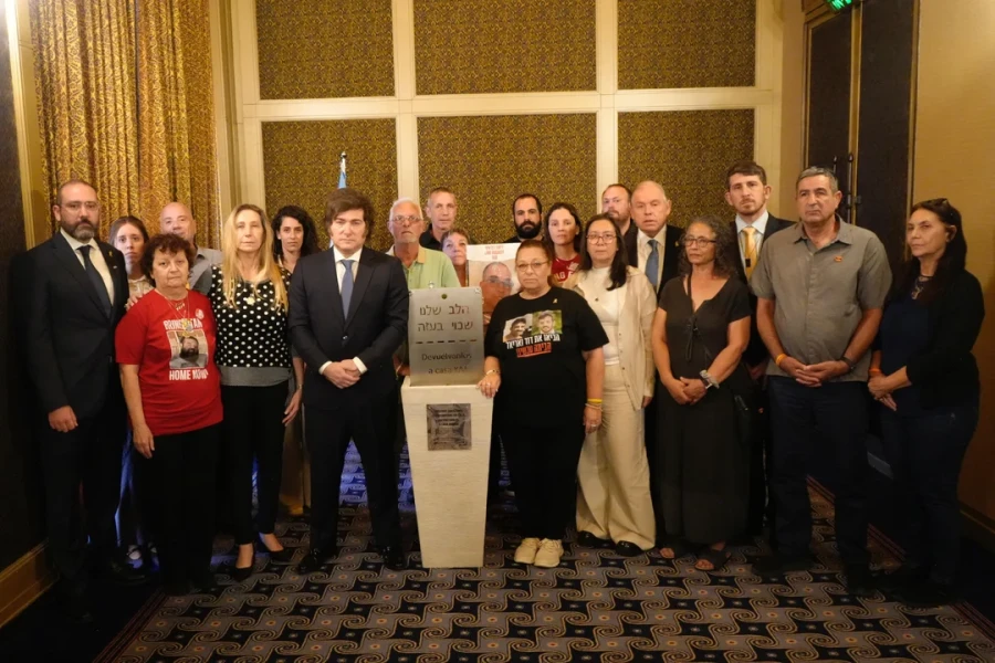 Javier Milei se reuni&oacute; con familiaries de v&iacute;ctimas secuestradas por Hamas.