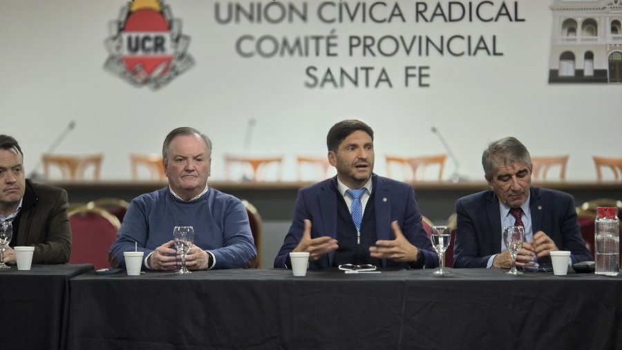Joaqu&iacute;n Blanco, Felipe Michlig, Maximiliano Pullaro y Fabi&aacute;n Bastia durante la reuni&oacute;n en el Comit&eacute; Provincial de la UCR en la ciudad de Santa Fe.