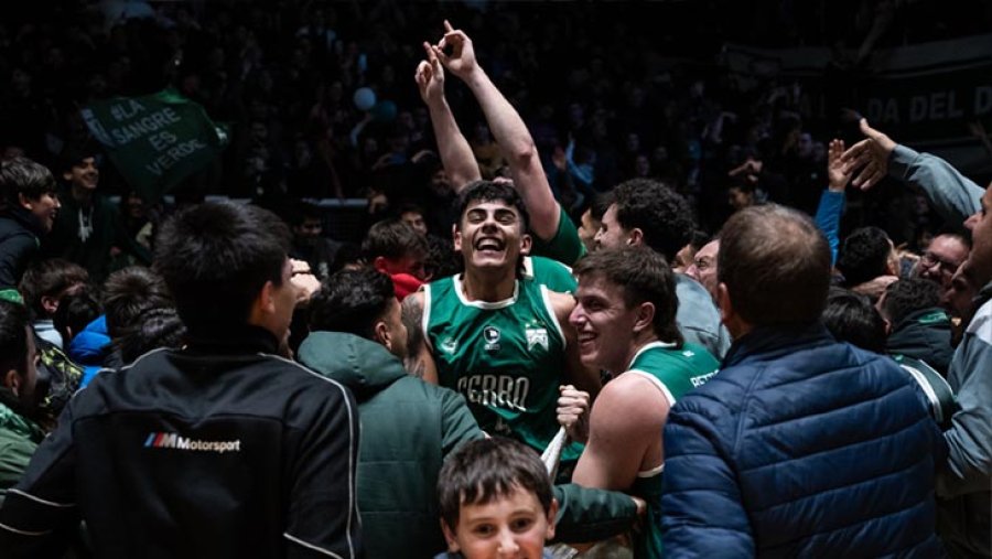 HEROE. Lescano meti&oacute; un tiro impresionante.