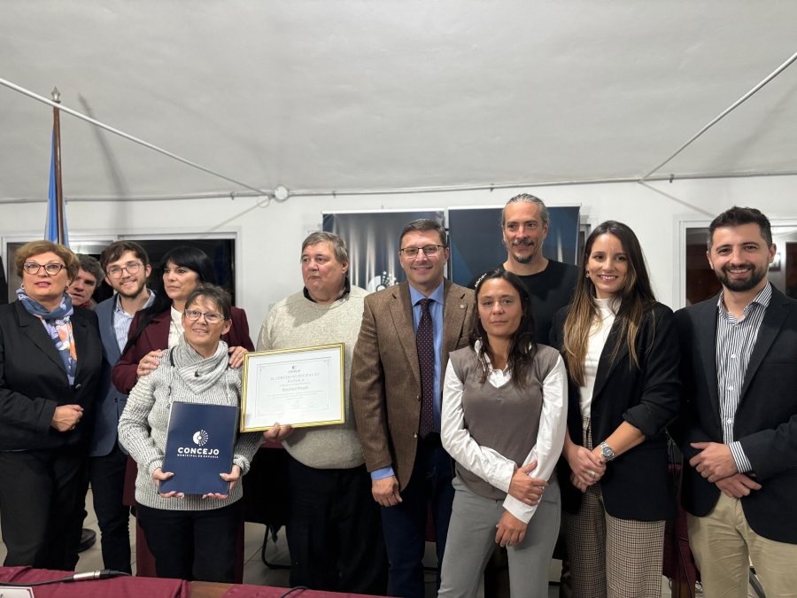 Hans-Gerd Wiesner, junto a su compa&ntilde;era Sonia Falkenberg y los concejales durante la entrega de la distinci&oacute;n.