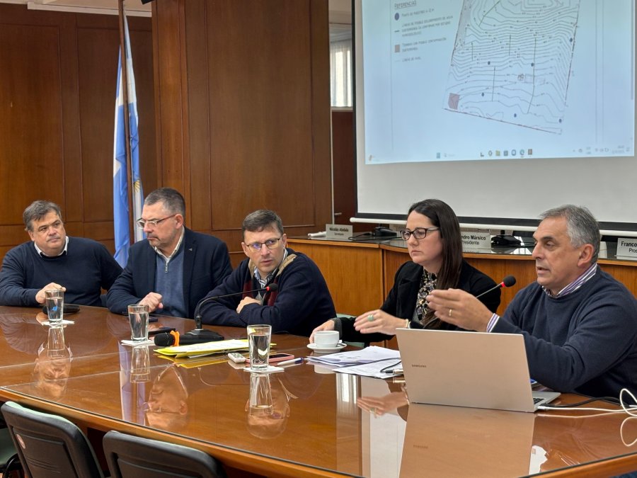 Funcionarios, profesionales y concejales durante la reuni&oacute;n en el recinto.
