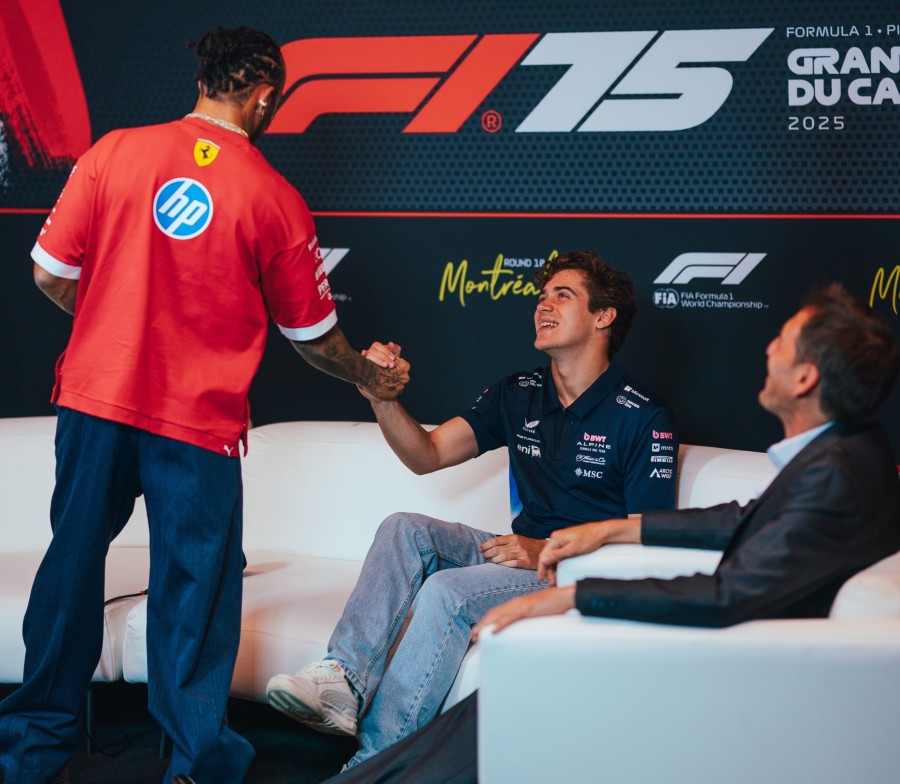 Colapinto en la conferencia de prensa protocolar de los jueves en la F&oacute;rmula 1 saluda a Lewis Hamilton.