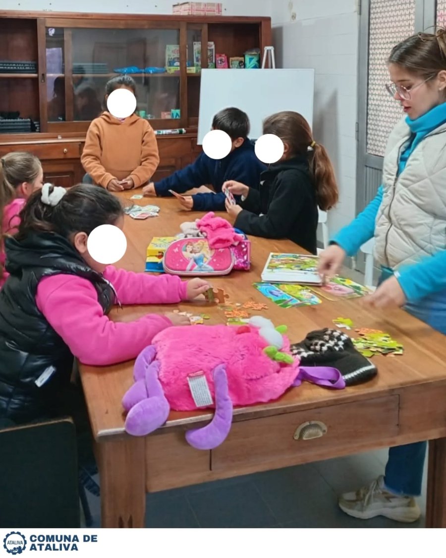 Un grupo de ni&ntilde;os trabajando con una de las profesionales.